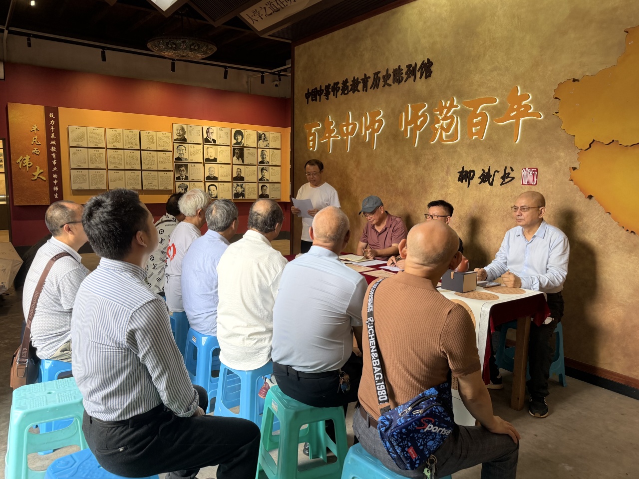 青釉藏文脉  翰墨续师声｜重庆联大教育集团与江津中师研究会达成战略合作，《中师赋》青花瓷瓶荣耀入藏中师陈列馆